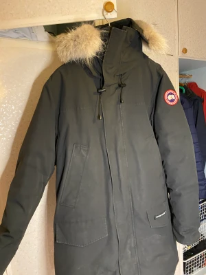 Canada Goose Langford Parka - Hej säljer min jacka, som är en Canada Goose Langford Parka. Den här använts med varsamhet i två vintrar, men nu var det dags att sälja vidare den.  Köpt för 9999kr  Storlek L Färg : svart  Vid övriga fråga eller behovs av fler bilder hojta till bara!