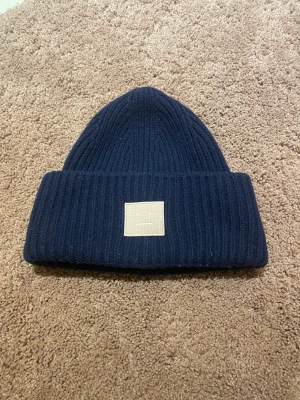 Acne Mössa - Säker denna supersöta mössa från Acne Studios i fina färger. Använd bara några få gånger, så därav att jag säljer. Otroligt bra skick, ser helt ny ut. Nypris 1100kr.❤️❤️❤️  Köparen står för frakt🥰