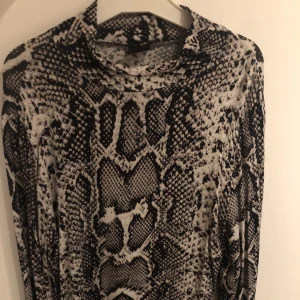 Tröja - Mönstrad Tröja/topp från gina tricot.