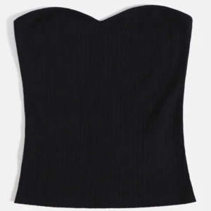 Svart topp - Jättefin, basic topp i svart färg. Storleken är M💞💞 Lappar bortklippta men använd endast 1 gång, alltså är skicket så gott som nytt💞💞Frakt kostar 45kr för icke spårbar eller 66kr för spårbar(via postnord)💞💞