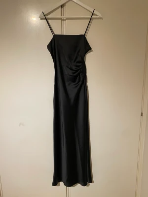 Siden klänning - Super fin långklänning från zara, aldrig använd lappen sitter kvar. Sitter super fint på kroppen. 