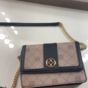 Väska - Väskan är i nyskick, säljer för 100kr +frakt💓