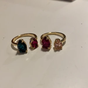 Ringar  - Två jättefina ringar från glitter som aldrig andvänds, påminner om Carolina swedblom💖 Sjusterbara, orginal pris 129kr st. Båda för 150kr och en för 80kr 