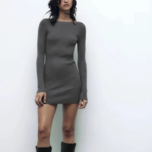 Grå stickad klänning - Säljer båda(!!) mina gråa stickade klänngar ifrån Zara som är slutsålda. Har en i S & en i M. S har fortfarande tagsen kvar och M är endast använd en kväll. Superfin och sitter så nice🌟🌟🌟🫶🏽