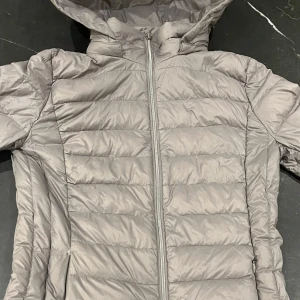 Dunjacka Benetton - Supersnygg grå dunjacka från Benetton som jag säljer för att den tyvärr har blivit för liten!💗Den är i storlek xs och jag säljer den för 100kr + frakt😁💗