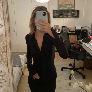 Klänning  - Super fin klänning från hm, slits vid händerna, bra skick! 