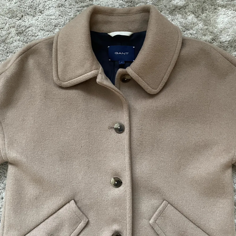 Super soft Gant jacket, bought a year ago only worn few times. Like new! 77% wool 13% polyester 5% cashmere 5% other fibers. Jackor.