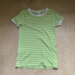 T-shirts  - Randig T-shirt från polarn i pyret! Kontakta vid frågor!