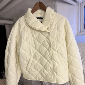 Kräm vit jacka  - Krämvit jacka, oanvänd 🤩 storlek XS men är som en S piffig jacka💗 köparen står för frakt 📦 priset kan diskuteras ❤️