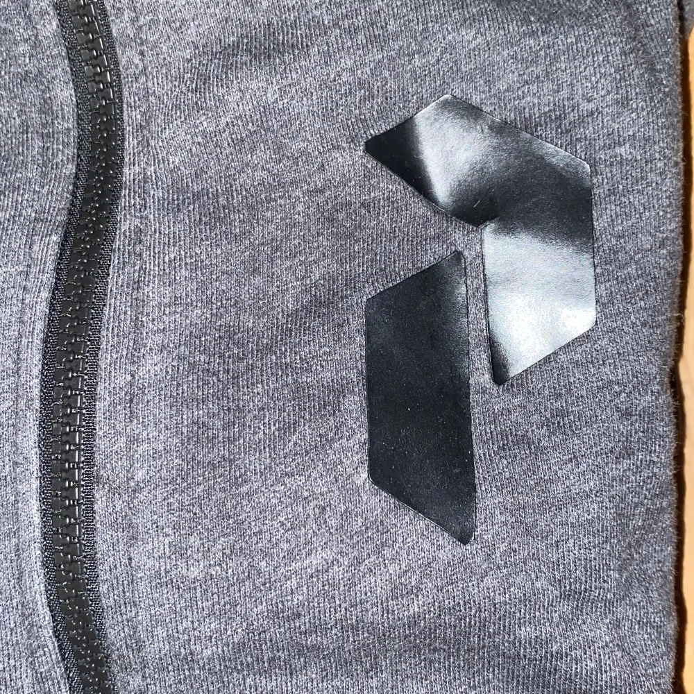 Peak performance hoodie storlek S I nyskick andvänd fåtal gånger . Hupparit & Collegepaidat.