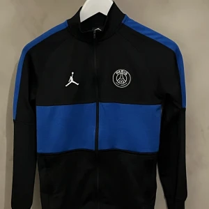 PSG x Jordan tracksuit - PSG x Jordan tracksuit i bra skick, endast använd några gånger. Storlek 137-147