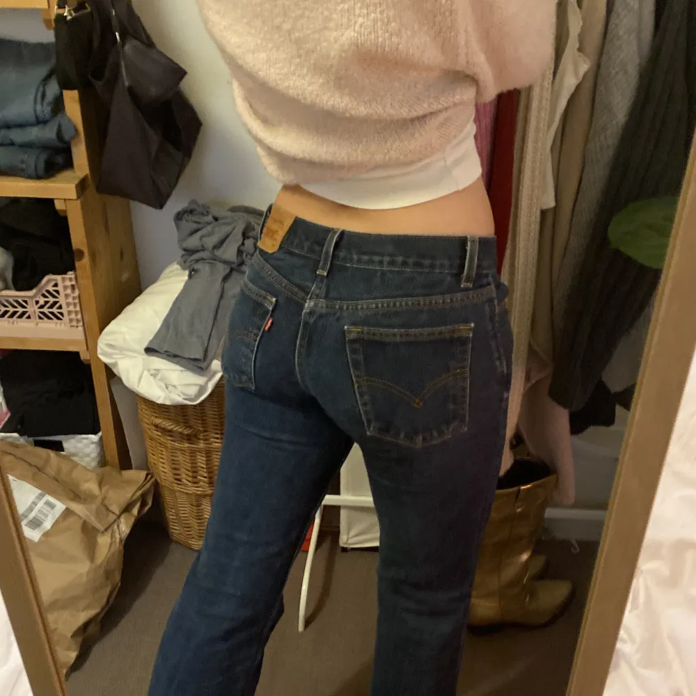 Perfekta mörkblå lågmidjade Levisjeans! I bra skick, köpt secondhand men bara använda fåtal gånger. Står ej storlek på dom men jag brukar ha strl 36 i byxor och 26-27/34 i tex weekdays jeans för referens. Skriv vid frågor! 💓. Jeans & Byxor.