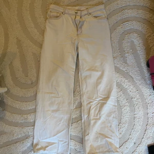 Byxor från monki - Beiga straight jeans från monki