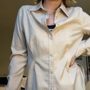 Skjorta - Beige skjorta från Monki! Toppenskick🤗🪩