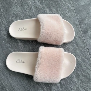 Tofflor - Säljer dessa fina tofflor köpta i Danmark men använda väldigt få gånger!💞