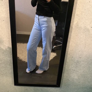 Jeans - Väldigt fina ljusblå high-waist jeans från h&m i stl 34 men passar mig som har stl 32.