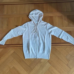 Soft goat hoodie - Najs beige soft goat cashmere hoodie Köpt för 2595kr Nästan nyskick - 9/10