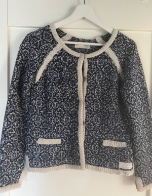 Kofta Odd Molly Stl 1 - Säljer en marinblå kofta från Odd Molly i Stl 1 vilket motsvarar S. Sparsamt använd och i mycket fint skick.