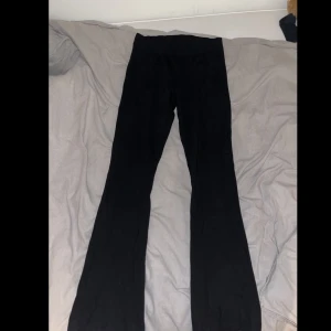 Svarta bootcut byxor - Svarta bootcut byxor från Fiore. Tjockt material, sitter superfint på och är otroligt sköna.  Storlek: L
