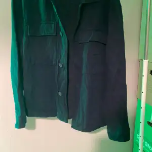 Marinblå jacka från Zara  Bra skick inga tecken på användning  Köpt för 350kr
