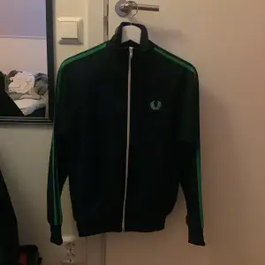 Snygg mörkblå fred perry tröja med gröna stripes  Storlek XS  250 + frakt