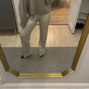 Glitterbyxor  - Super coola glitterbyxor från pull and bear, aldrig använda lappen kvar🥰