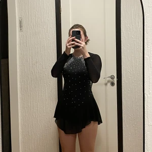 Konståkningskläning  - Hej, jag säljer min konståkningsklänning! Köpt på LightInTheBox, endast använd två gånger så nästan i nyskick! org pris 1500, säljer för 700kr. Storlek S passar på oss, 168 cm :) Köpare betalar frakt eller mötas upp i Karlskrona!