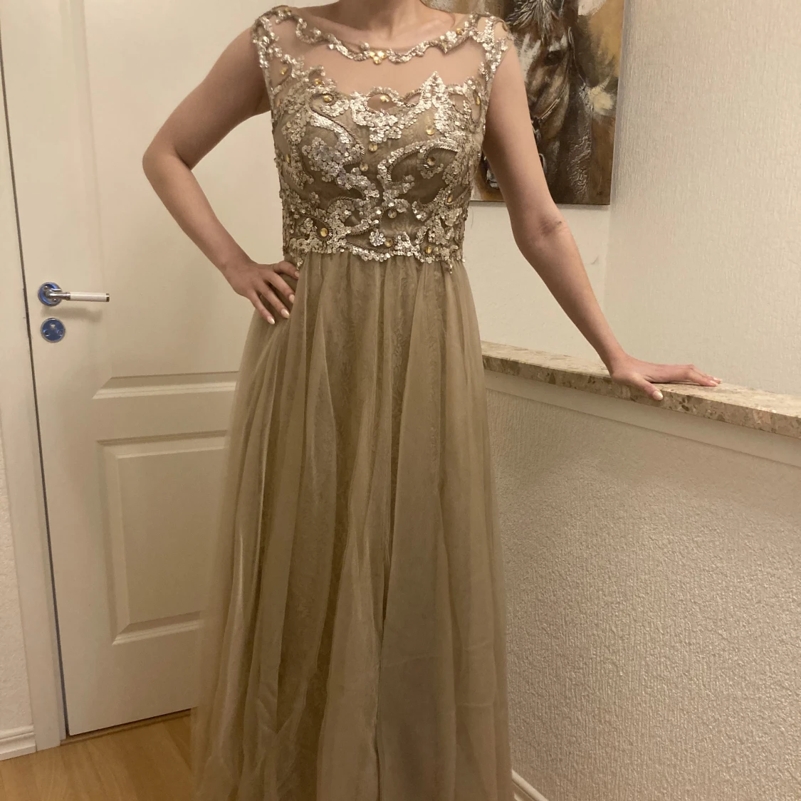 Vacker långklänning i guld/beige - 90