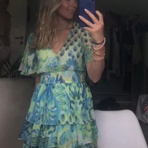 Zara klänning - Säljer min superfina klänning från zara för att det inte kommit till andvänding. Superfin skick nästan som ny och superfin på sommaren och andra tillfällen då den är speciell i färgen❤️