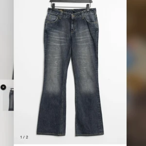 Lågmidjade jeans från Lee - Lågmidjade baggy jeans med bootcut. Köpta på zalando cirkle där de två första bilderna kommer ifrån. Superfina men kommer inte till användning av mig. Väldigt långa på mig som e 167cm  Midjemått 80cm Ytterbensmått 110cm
