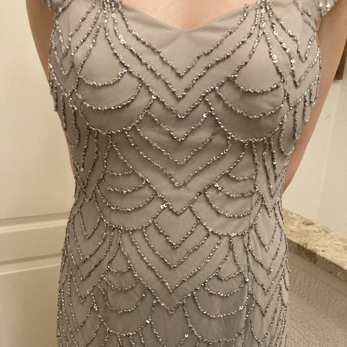 Grå långklänning med detaljer  - 90