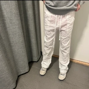 Vit linnebyxa  - Detta är ett par vita linnebyxor. De har fickor och en stretchiga midja med snörning. Jag köpte de från sellpy och säljer de vidare pga de va för små för mig. De är i fint skick! De ser lite genomskinliga ut men det är underkläderna som är en knallrosa färg. Jag har testat med vita och gråa och beiga under och de fungerar superbra! De står att de är dam men modellen är min bror så skulle säga unisex. Köpta i storlek S för 300, säljer för 250 och skulle säga att det är en Xs/XXs💞