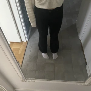 Bootcut jeans  - Aldrig använda bara testade och lappen är borttagen, lågmidjade jeans som är perfekt i längden, nypris: 450