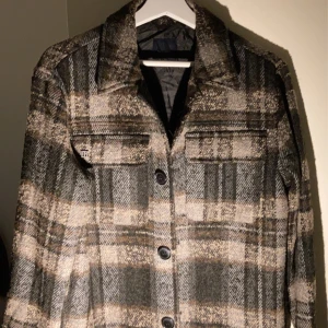 Tresanti jacka - Säljer en fet Tresanti jacka i nyskick i storlek M. Nyskick Nypris: 2000kr Mitt pris: 650kr