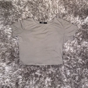 Grå T-shirt  - Detta är en grå Thorsten som är ribbad. Materialet är ganska slappt vilket gör den väldigt skön. Den kommer ifrån BikBok och är i storleken XS💗