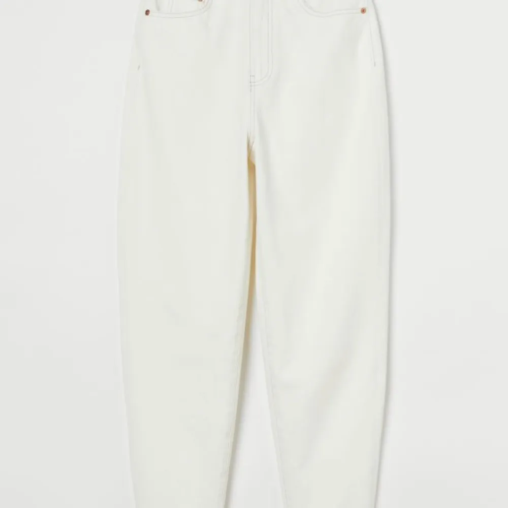 Vita jeans från H&M slutsålda. Använt 3 gånger. Bra skick . Jeans & Byxor.