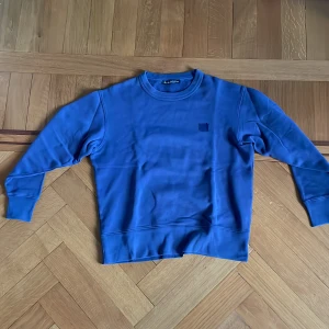 Acne tröja - Snygg mörkblå acne tröja Nypris 2400 Knappt använd 8,5/10 Stor i storleken så passar någon som är runt 167