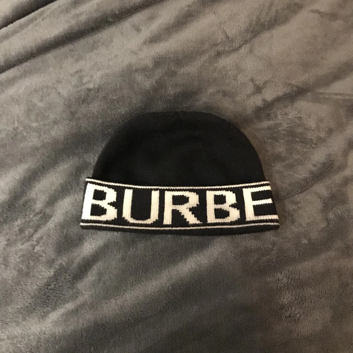 Burberry mössa  - 90