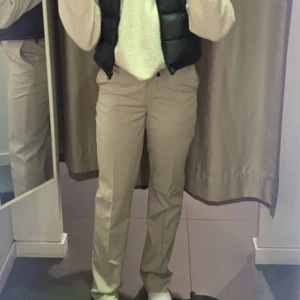 Begie kostym byxor  - Säljer ett par super snygga kostymbyxor ifrån hm i strl 34 men passar både 36 och 32 också skulle jag säga☺️