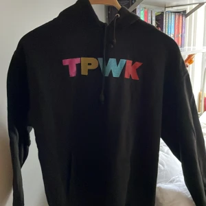 TPWK hoodie - Säljer nu min älskade älskade älskade Harry styles tpwk-hoodie merch då jag verkligen (!) behöver pengar 😔😔 sitter perfekt på mig som är 180, väldigt skön och bra passform osv.