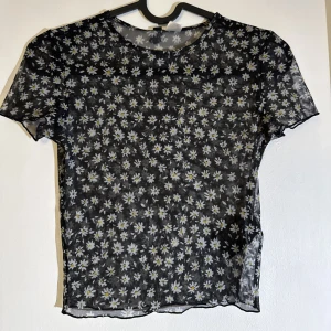 See thru top - Daisy topp. See thru som på bilden 