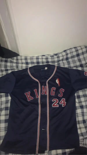 NBA Jumper  - Jag tänker på sälja min NBA jacka för 488kr har knappt använt den, den är i fantastisk skick 🙂