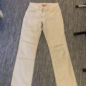 Beigea jeans från märket Boomerang Stockholm i storlek W34 L36. Säljer då de är för stora för mig så kommer inte till användning. Passar bra i längd för någon som är runt 180cm. Bra skick! 50kr + 66kr frakt :)