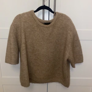 Stickad tröja - Stickad T-shirt från Lindex premium kollektion! Tröjan är i storlek M och använd 2 gånger💕 inköpspriset var 599kr 