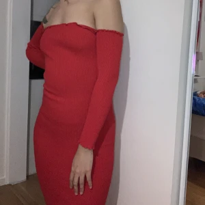 Off shoulder klänning - Jättemysig klänning i bomull. Knä längd. Bra till både vår höst och vinter. Köptes men används aldrig. 