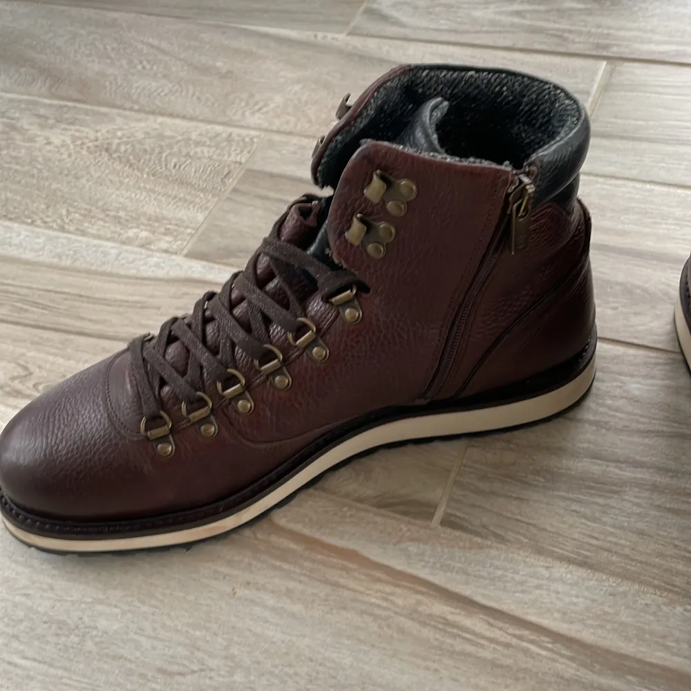 Massimo Dutti vinters skor i Strl.45. Köpta på Massimo Dutti butik i Stockholm ett par år sen, använd bara några gånger, i ny skick.. Skor.