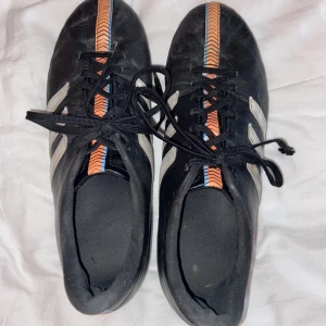 Adidas fotbollsskor  - Ett par använda adidas skor som är i storlek 40.