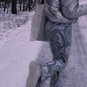 Gröna byxor - Tjena, säljer dessa utsvängda byxor i olika pastellgröna färger. Sååå himla bekväma men inte längre min stil, kontakta mig om fler bilder eller andra frågor🥰