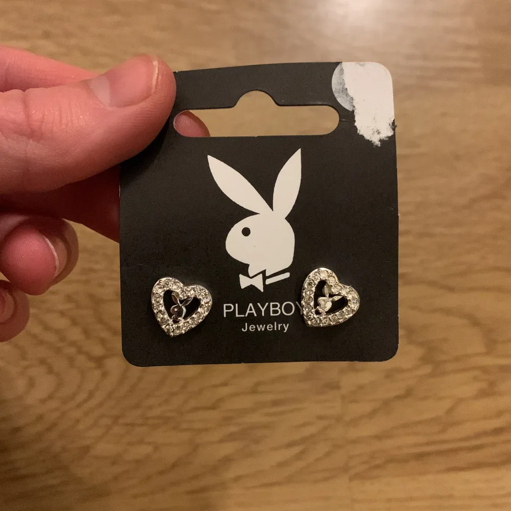 Säljer dessa helt oanvända Playboy öronhängen för 95kr+ frakt😊. Accessoarer.