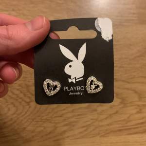 Säljer dessa helt oanvända Playboy öronhängen för 95kr+ frakt😊